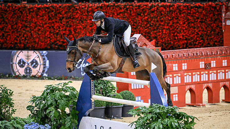 Springreiter an den Longines CHI Classics Basel der über eine Hürde springt.